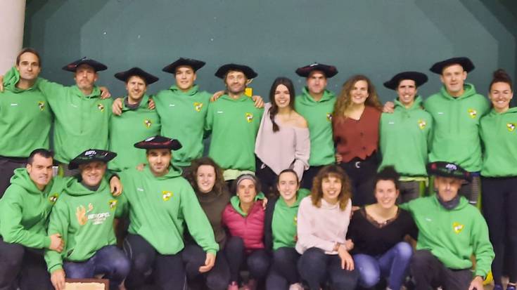 Beti Gazteko gizonezkoen sokatira taldeak 600 kiloko Euskal Herriko txapela ere jantzi du