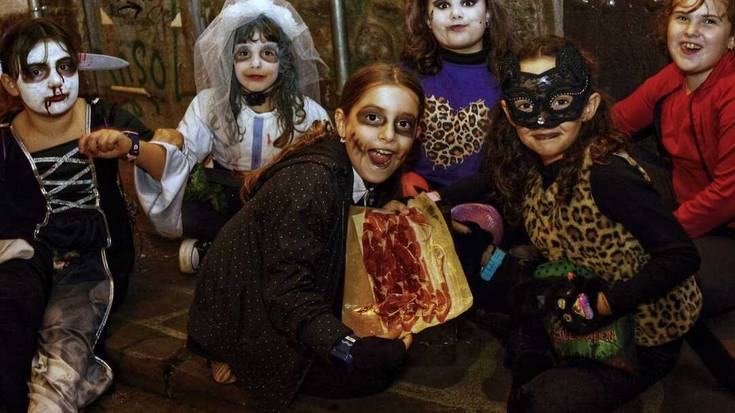 [ARGAZKIAK eta BIDEOA] Ederki joan da Gau Beltzaren ospakizuna Elizondon