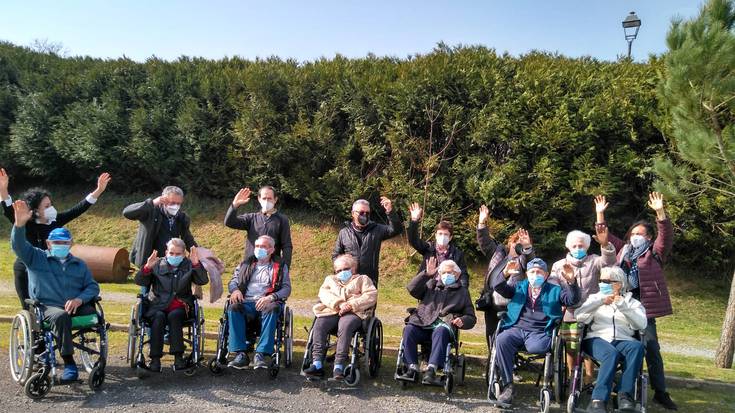 Bortzirietako zahar etxeetako egoiliarrekin irteerak egiten hasi dira Elkarrizan elkarteko boluntarioak