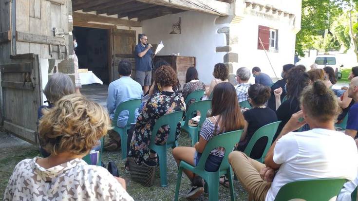 'Hatsaren poesia' olerki bilduma aurkeztu dute Senperen