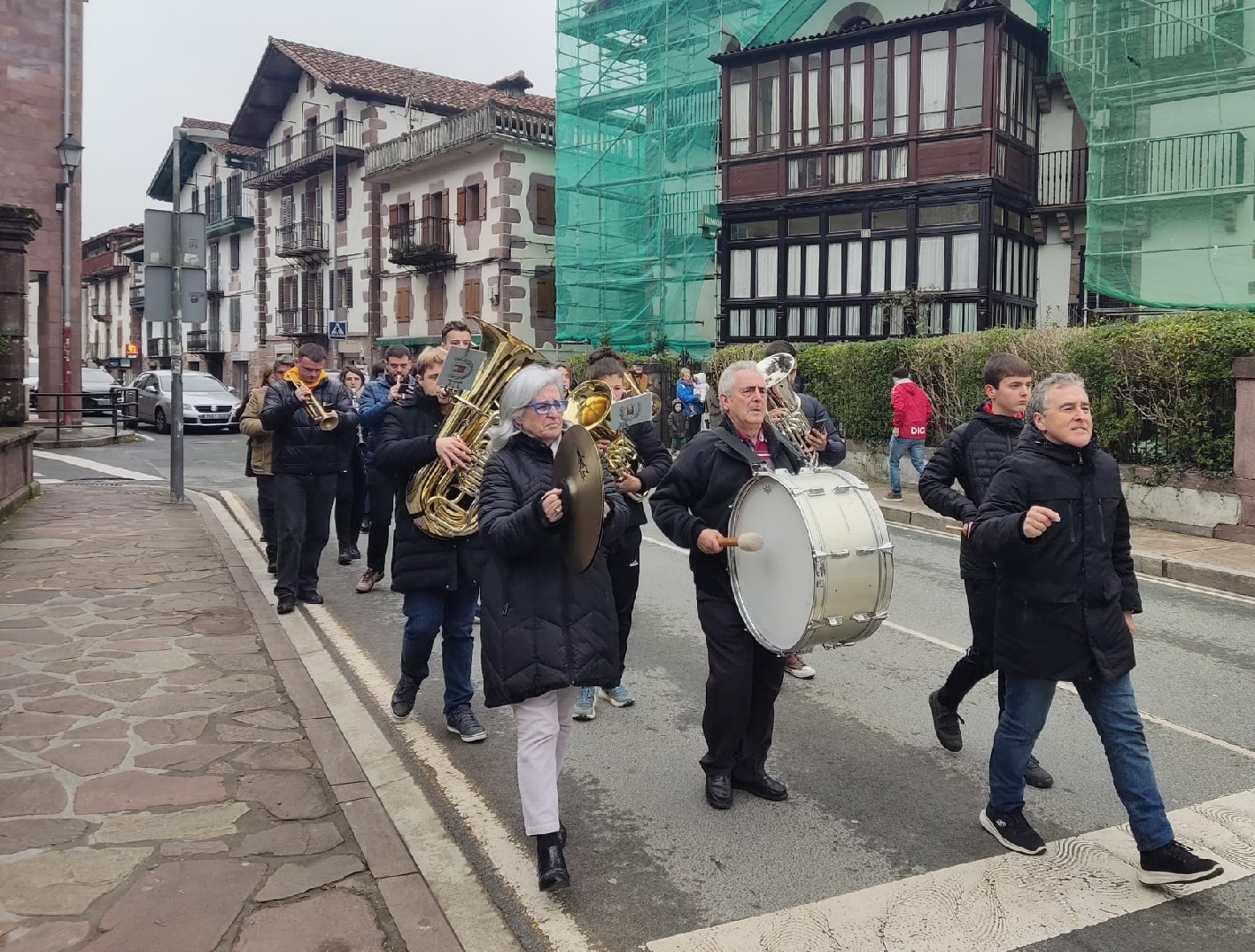 Elizondoko Musika Banda ere karrikaz karrika ibili da Santa Zezilia egunean