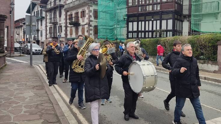 Elizondoko Musika Banda ere karrikaz karrika ibili da Santa Zezilia egunean