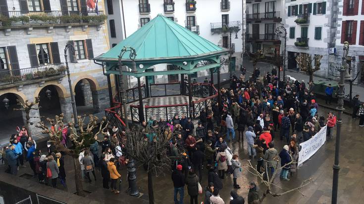 Covid ziurtagiriaren kontrako elkarretaratzea egin dute Lesakan