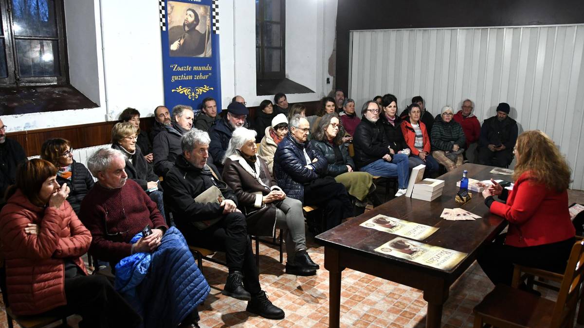 Luz Nogués idazleak ‘Los agotes del Baztan’ liburua aurkeztu du Arizkunen