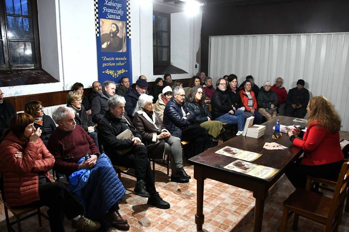 Luz Nogués idazleak ‘Los agotes del Baztan’ liburua aurkeztu du Arizkunen