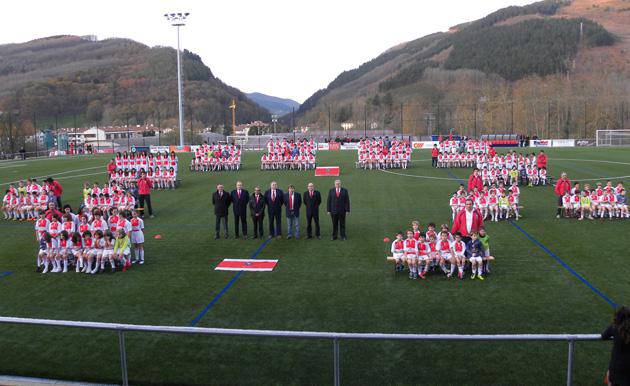 Futbol-zelai berria inauguratua eta lehen golegileei oroigarria 
