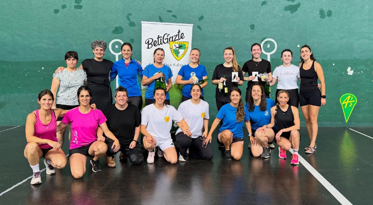 Amezketako Mirari Arteagak eta Maialen Senperenak irabazi dute I. Emakumezkoen Binakako Frontenis Txapelketa Lesakan