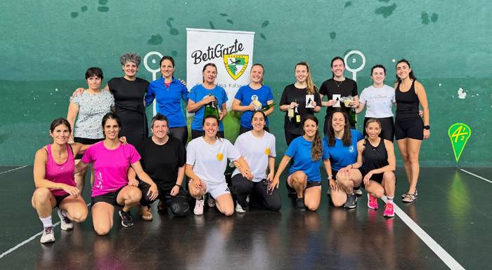 Amezketako Mirari Arteagak eta Maialen Senperenak irabazi dute I. Emakumezkoen Binakako Frontenis Txapelketa Lesakan