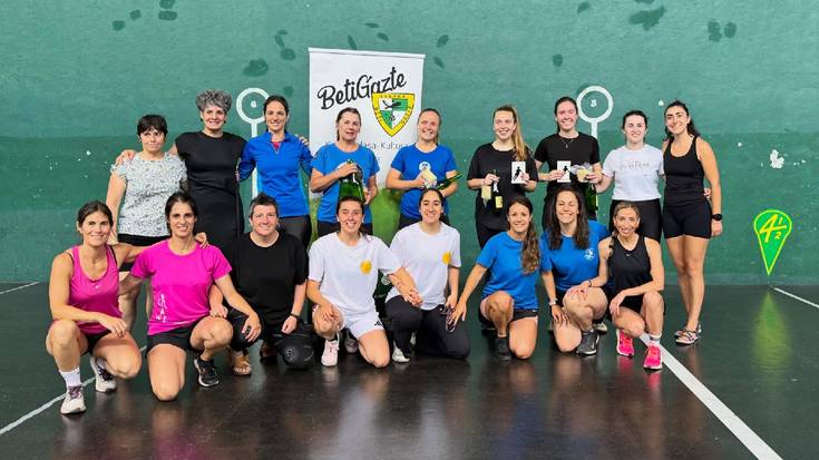 Amezketako Mirari Arteagak eta Maialen Senperenak irabazi dute I. Emakumezkoen Binakako Frontenis Txapelketa Lesakan