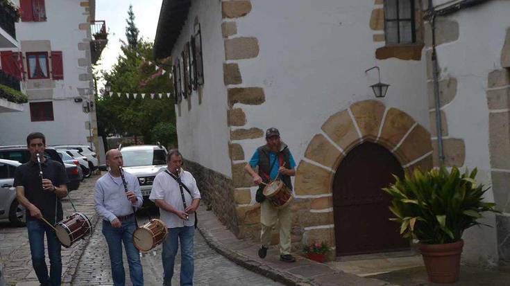 Bestetako seinalea egin dute Berako txistulariek