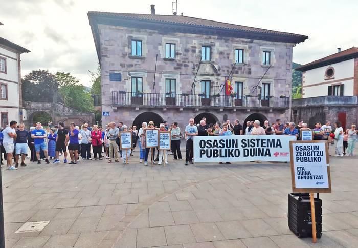Baztango Osasun Plataformak ikasturteko azken elkarretaratzea egin du Elizondoko plazan