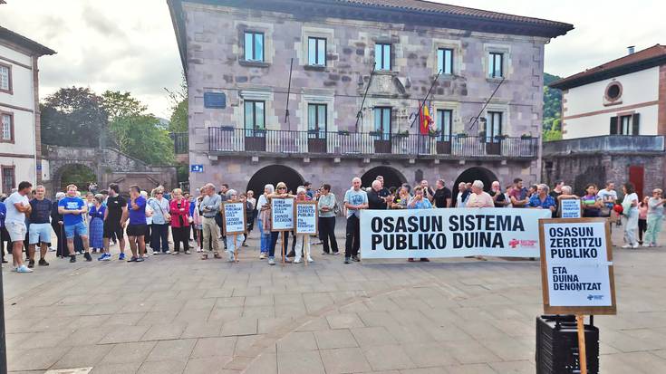 Baztango Osasun Plataformak ikasturteko azken elkarretaratzea egin du Elizondoko plazan