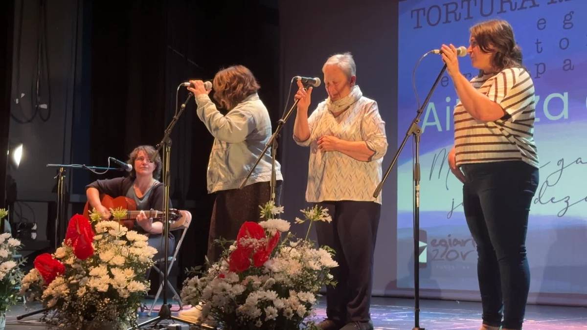 [BIDEOA] Mendialdeko torturatuei aitortza egin diete Leitzan