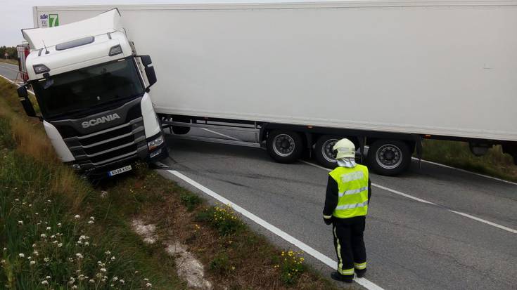 Kamioi bat irauli da A-15 errepidean, Pagozelai eta Leitza artean