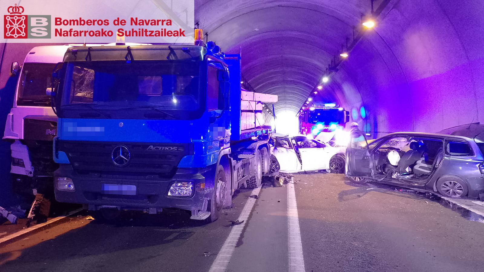 Lau zauritu, horietako bi larri, Sunbillan Larrakaitz tunelean bi auto eta bi kamioiren artean izan den istripuan