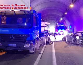 Lau zauritu, horietako bi larri, Sunbillan Larrakaitz tunelean bi auto eta bi kamioiren artean izan den istripuan