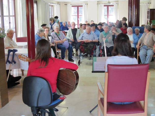 Elkarrizan taldearen bidez musika emanaldia Zahar Etxean 