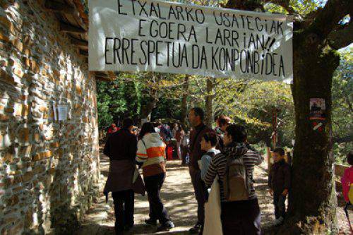 Iarmendiko eskopeta ehiza arautzea eta legea betearaztea ez dela beraien ardura adierazi dute Etxalarko usazaleek