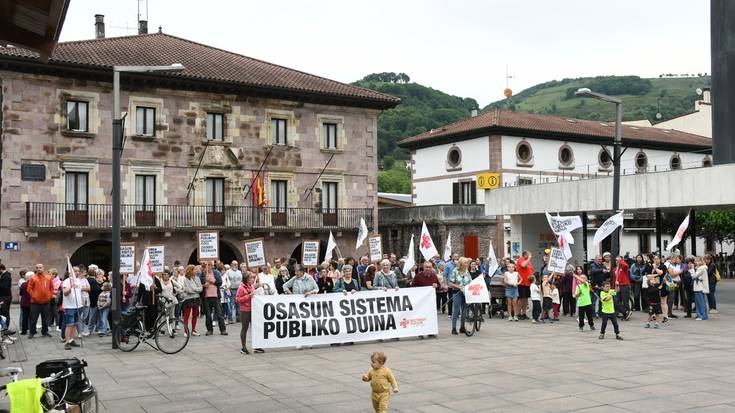 Osasun sistema publiko duina eskatzeko bizikleta martxa eta elkarretaratzea egin dute Elizondon