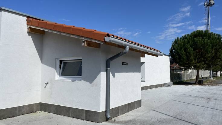 Auzolanean moldatu dituzte Berako Matzada futbol zelaiko aldagelak eta inguruak