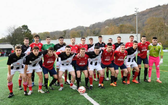 Nafarroako autonomikako futbol derbi nagusia azken minutuan irabazi dio Baztanek Donezteberi eta eskubaloikoa Errekak BKTri