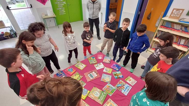 Liburuaren Eguna ospatu dute Almandozko eskolan