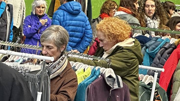 [ARGAZKIAK] Jende ugari ibili da asteburuan Kaxkabeltza elkarteak antolatutako azokan