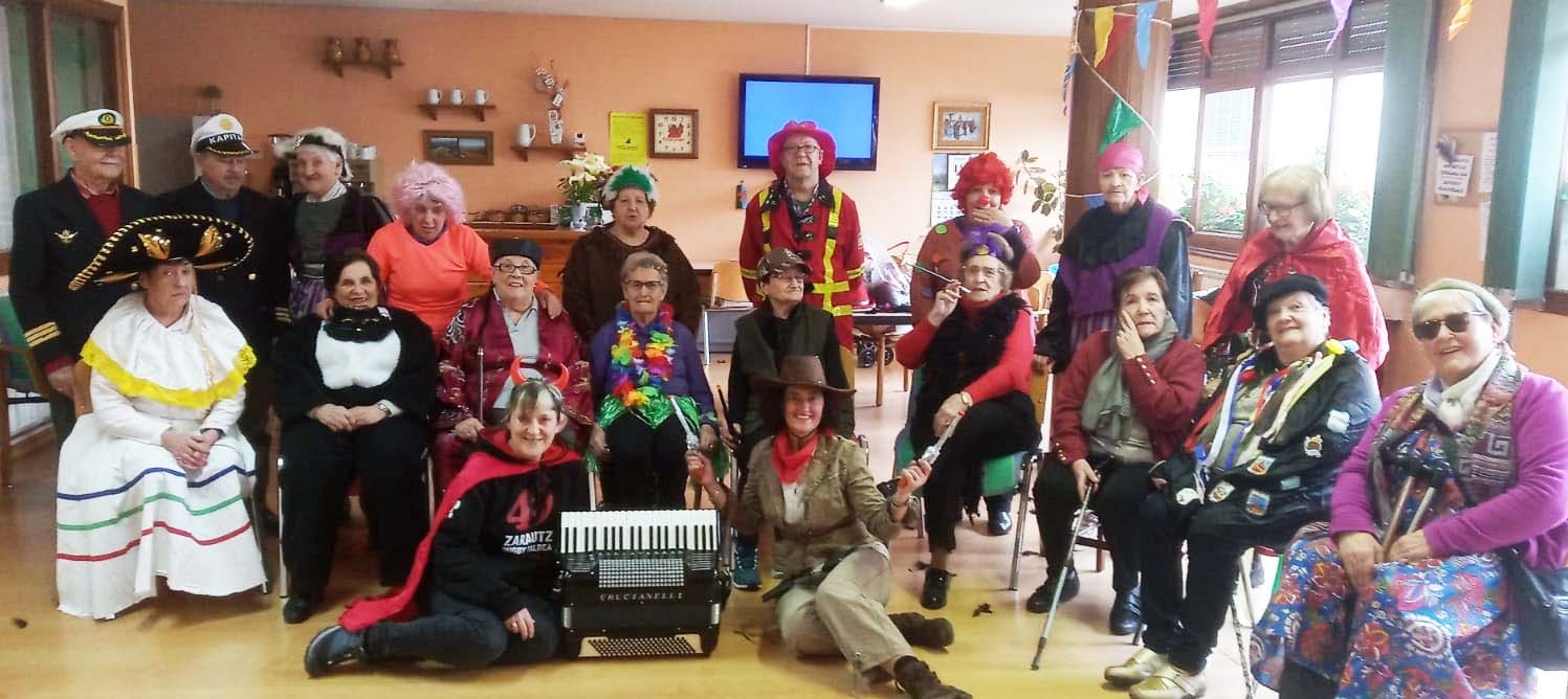 Berako jubilotekako kideek ere mozorro besta egin dute