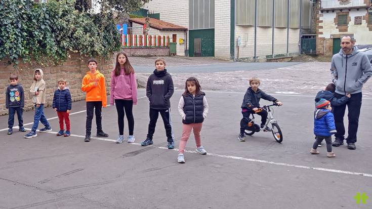 Urrozko haurrak jostetan ibili dira