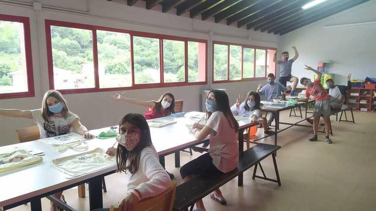 Sormena lantzeko eskulan tailerra egin dute Donamarian