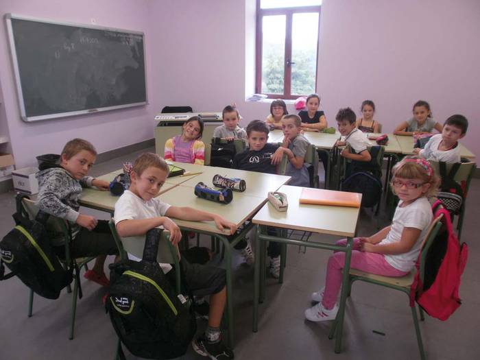 Bigarren zikloko ikasleek ikasgela berria estreinatu dute herriko eskolan