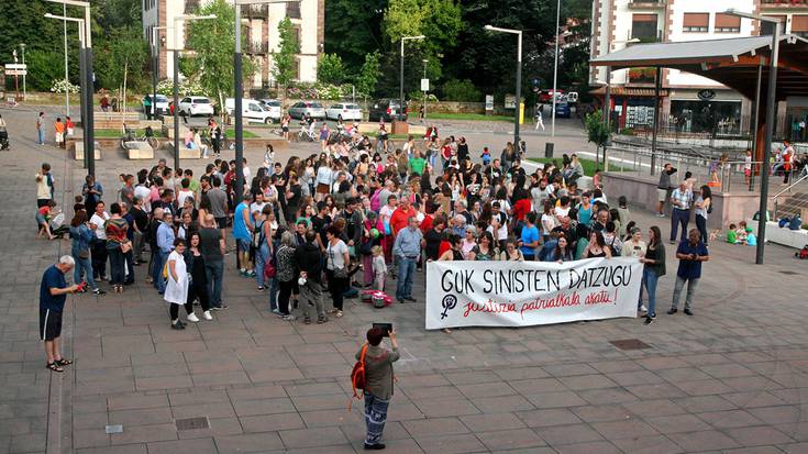 Manadakoak aske uztearen kontrako elkarretaratzea egin dute Elizondon