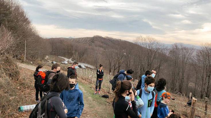 Arbolak landatzeko lurra prestatu dute asteburuan Lesakako Beti Gazte elkarteko kideek