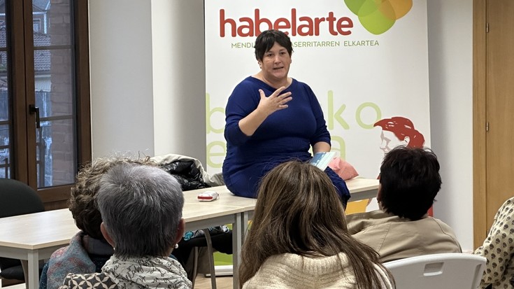 [ARGAZKIAK] Jende ugari bildu da Areson Onintza Enbeitaren liburuaren aurkezpenean