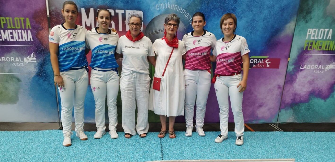 Jendetza bildu du Berako bestetako emakumeen pilota jaialdiak