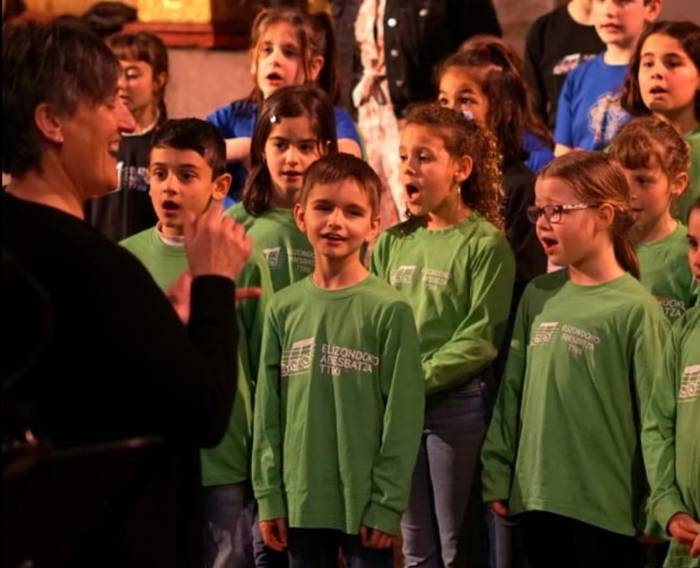 «Haur eta musikaz inguratuta ibili ohi naiz egunero»