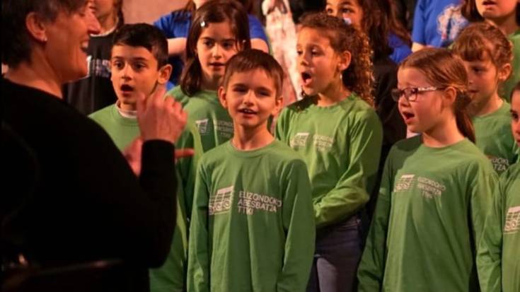 «Haur eta musikaz inguratuta ibili ohi naiz egunero»