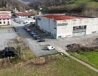 Lesakako Zambra eraikina eraisteko lanak hasiak dituzte