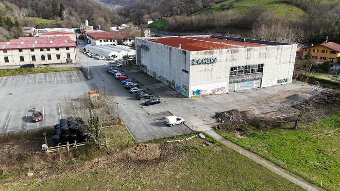 Lesakako Zambra eraikina eraisteko lanak hasiak dituzte