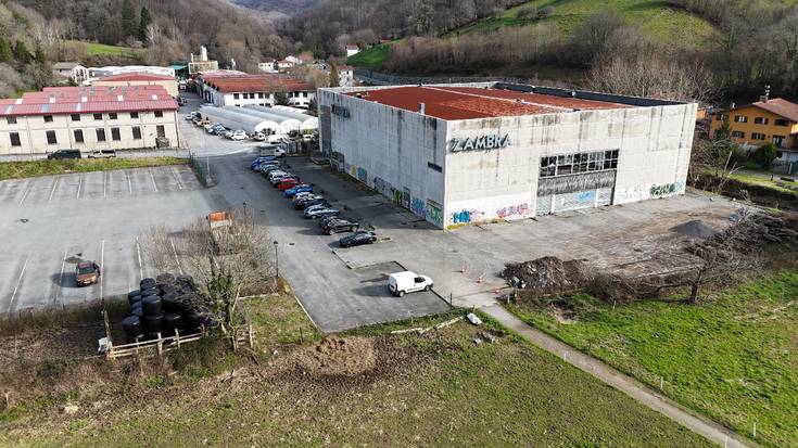 Lesakako Zambra eraikina eraisteko lanak hasiak dituzte