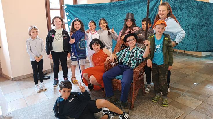 Herri Txiki Antzezle Handi taldearen emanaldia