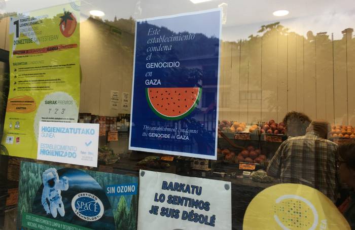 Gazako genozidioa gaitzesteko kanpaina Doneztebera ere ailegatu da