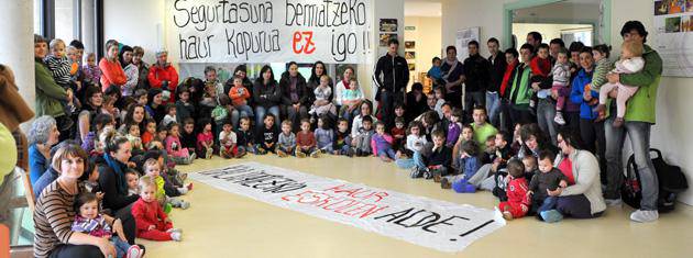 Elizondoko Haur Eskolan protesta egin dute Nafarroako Gobernuaren dekretuaren kontra