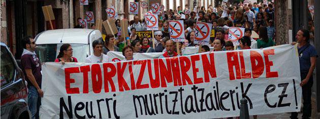 Ehundaka lagun agertu ziren hezkuntzako murrizketen kontra ekainaren 23an Elizondon