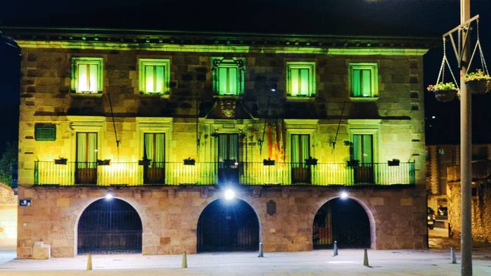 Elkartasun keinuak erakutsi nahi izan ditu Baztango Udalak Balleko Etxea argiztatuz