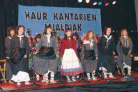 Eskualdeko gaztetxoak Haur Kantari Jaialdien azken saioan