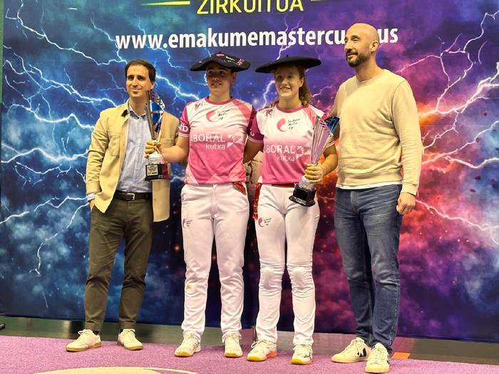 Alize Sagardui goizuetarrak jantzi du Emakume Master Cupeko eskuz binakako txapel handia