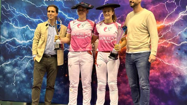 Alize Sagardui goizuetarrak jantzi du Emakume Master Cupeko eskuz binakako txapel handia