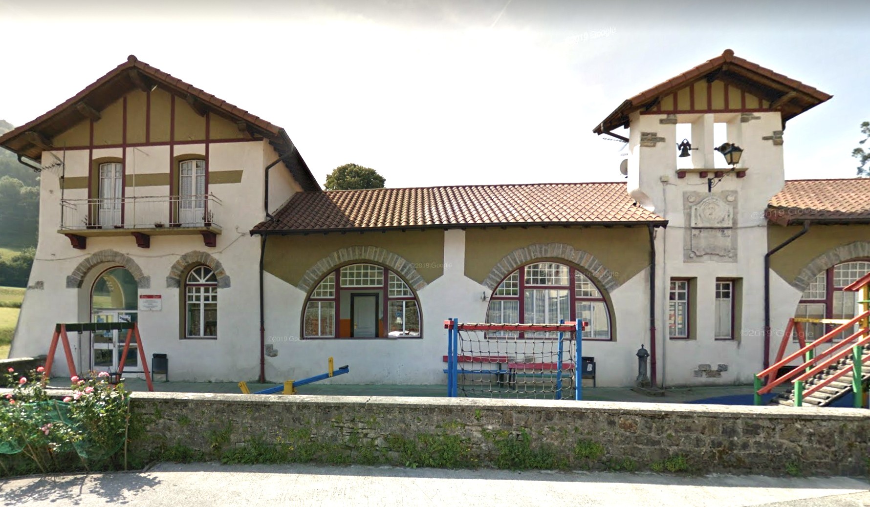 Aresoko eskolako irakasle batek positibo eman ondotik «alarmismorik ez sortzeko» deia egin du zuzendariak