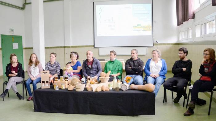 Lurretik Ikasiz proiektua aurkeztu dute Baztan-Bidasoko ekoizleek